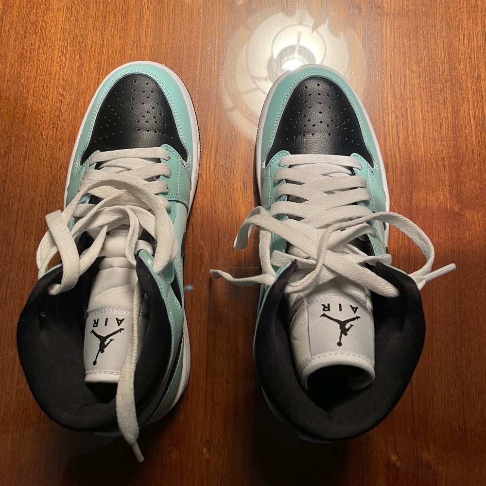 Air Jordan 1 Mid. Aqua Blue Tint